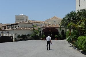 Vista de la entrada al hotel de cinco estrellas gran lujo Las Dunas, en Estepona, cerrado al público y pretendido por inversores. ::
Josele-Lanza/