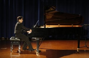 Gustavo Díaz-Jerez abrió el concierto con el solo de piano 'Colossus'. :: ÁLVARO CABRERA/
