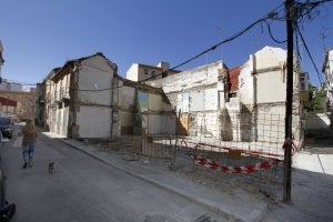Imagen del solar de la calle Cobertizo del Conde tomada ayer y detalle del edificio antes de ser demolido. ::
ÁLVARO CABRERA/