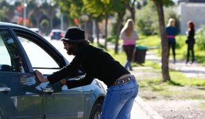 Mujeres ofreciendo sus servicios sexuales en el Polígono Guadalhorce. :: Antonio Salas/
