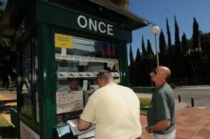 Dos hombres compran boletos en el quiosco de Josefa. ::
JOSELE-LANZA/