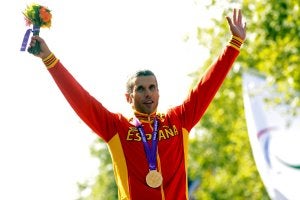 Alberto Suárez, ayer en lo más alto del podio tras adjudicarse el maratón en T12. ::
JAVIER REGUEROS. EFE/