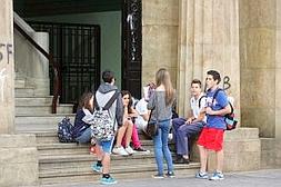 Las clases comienzan hoy para 107.293 estudiantes de ESO, Bachillerato, PCPI y FP en 128 institutos de la provincia con 8.332 profesores. :: SUR/