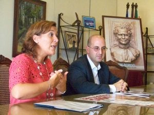 Gemma Araujo, alcaldesa, y Miguel Ángel Moreno, director del Colegio Salesiano, durante el encuentro que mantuvieron el pasado viernes, día 21 de septiembre. ::
SUR/