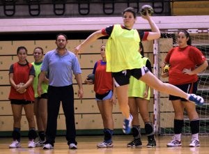 Un entrenamiento del Asisa, que parte como favorito para el duelo de esta tarde. ::
CARLOS MORET/