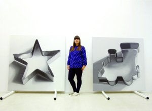 Erika Pardo, entre dos pinturas de la serie 'Empty'. :: FERNANDO GONZÁLEZ/