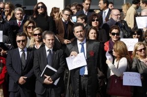 Los abogados, encabezados por su decano, Francisco Javier Lara (segundo por la izquierda), protestaron por la ley de tasas. ::
ÁLVARO CABRERA/