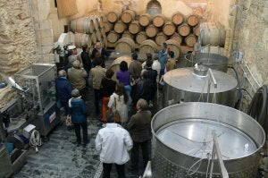 Turistas en una bodega de Ronda, una de las comarcas con más demanda junto a la Axarquía. :: Sur/