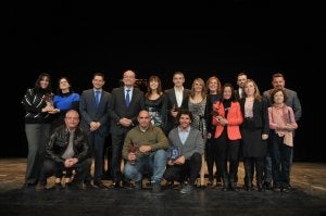 Los premiados, junto a Francisco de la Torre, tras el acto de entrega. ::
SUR/