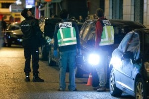 Efectivos de la policía, tras el tiroteo que acabó con la detención del conductor fugado. :: Antonio Salas/