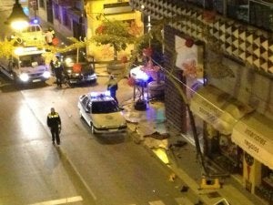 El suceso tuvo lugar a las 6.10 horas de la madrugada de ayer a la altura del cruce conocido como ‘las cuatro esquinas’ del núcleo torreño. :: SUR/