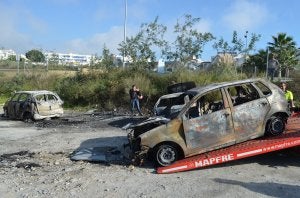 El siniestro, del que se sospecha que fue provocado, tuvo lugar en la madrugada de ayer junto a la calle Puente Viejo. :: E. C./