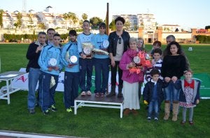Los atletas galardonados, ayer con la familia del periodista. :: E. C./