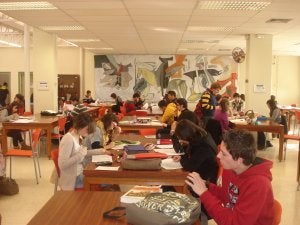 Alumnos estudian en la biblioteca de la Facultad de Ciencias Económicas. SUR/