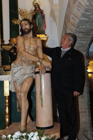 Mendoza, junto al Cristo atado a La Columna, provisionalmente custodiado en la capilla de Pollinica. ::
J.-L./