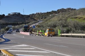 En la Axarquía una de las carreteras en la que se actúa es la A-402 de Moraleda de Zafayona a La Viñuela. :: SUR/