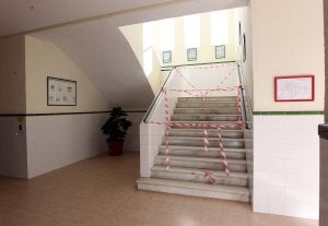 El acceso a la planta superior del CEIP Sohail de Fuengirola está precintado por el mal estado del techo en siete aulas, que están cerradas. :: C. Moret/