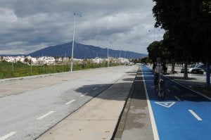 Antes y después. La misma zona presenta dos aspectos completamente diferentes desde que se han instalado las señales de tráfico prohibiendo la circulación. ::
JOSELE-LAN
ZA/
