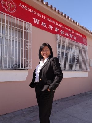 La presidenta, delante de la sede de la asociación, en el polígono Guadalhorce. ::
FERNANDO GONZÁLEZ/