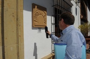 Un usuario capta con el móvil el código del Ayuntamiento. ::
J-L./