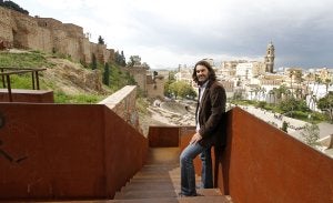 Iñaki Pérez de la Fuente, en la escalinata que salva dos alturas en la pasarela que ha diseñado en la ladera de la Alcabaza. ::
ÁLVARO CABRERA/