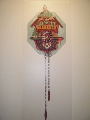 En la imagen vertical, la obra de Efe Suárez. Arriba, una espectadora contempla qué hay tras la mirilla de D. Darko. A la izquierda, la escultura 'Minerva', de Pedro Luis Fernández, entre los trabajos de José Luis Puche y Fran Ramírez. ::
SUR/