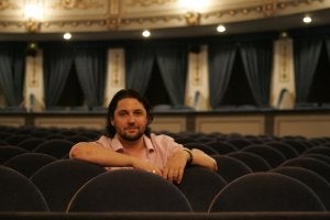 Aarón Zapico en patio de butacas del Teatro Cervantes . ::
YHASMINA GARCÍA/