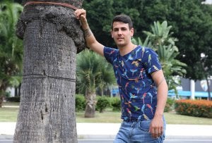 Juanillo posó ayer en los aledaños de Diario SUR, asegura que está listo para jugar contra el Lucena. :: Fernando González/