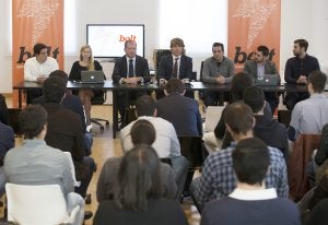 Jóvenes emprendedores acompañan a Rafael Aguado, fundador de Bolt, en el centro, junto a Adolfo Borrero, de Ametic. :: ÑITO SALAS/