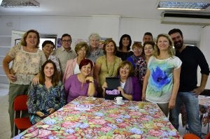C. Galán y E. García, entre las mujeres del taller de cine. ::
P. BUSTOS/