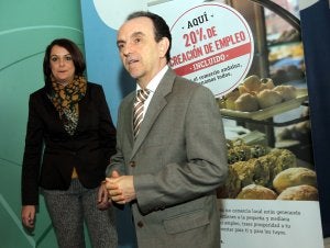 Rafael Rodríguez, ante uno de los carteles de la campaña de turismo de compras. :: Carlos Moret/