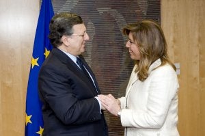 El presidente de la Comisión Europea, Durao Barroso, saluda a la presidenta andaluza, Susana Díaz. :: SUR/
