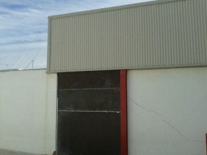 Placa de hierro en la puerta del gimnasio del Rosa de Gálvez, que lleva más de un año cerrado. ::
Guisado/