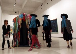 Las Buhoneras, de incógnito durante la presentación de 'Dentro del monstruo'. ::
CARLOS MORET/