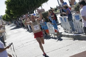 El atleta de origen alemán Bodo Hartmann volvió a imponerse un año más en la meta. :: Yhasmina García/