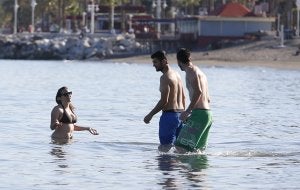 Las playas viven desde el domingo una importante asistencia gracias al calor. :: ñito salas/