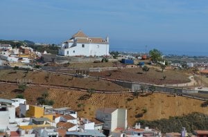 Los trabajos están cambiando por completo la fisonomía de la ladera sobre la que asienta la ermita. E. C./