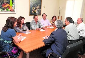 Imagen del encuentro mantenido entre representantes de Akima y SUR. :: ñito salas/