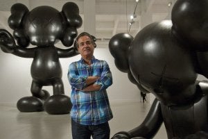 Carlos Odriozola, junto a las piezas del artista Kaws expuestas en el CAC. :: Álvaro Cabrera/