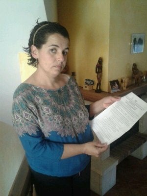 Mari Carmen Montañez, con la solicitud de inscripción de su hijo. :: E. C./