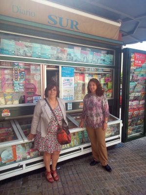 Ángeles Martín y Teresa Moreno, miembros de Akima, denuncian la difícil situación del sector. :: J. A./