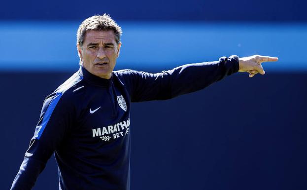 Míchel, pegado al móvil