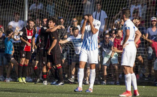 El árbitro y el calor se ceban con el Malagueño, que se complica el ascenso