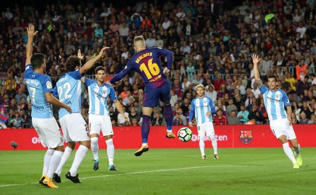 Un gol ilegal condiciona al Málaga en el Camp Nou