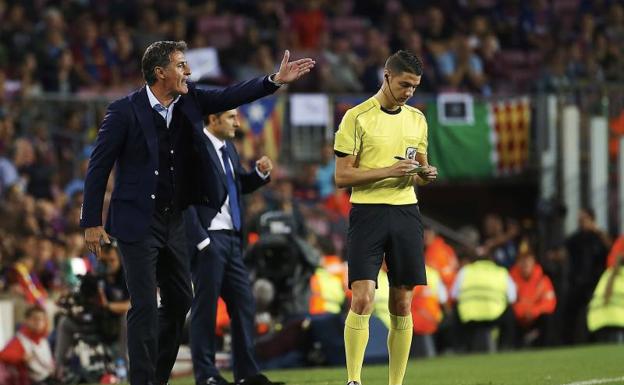 LaLiga denuncia los cánticos de «Míchel, maricón» en el Camp Nou