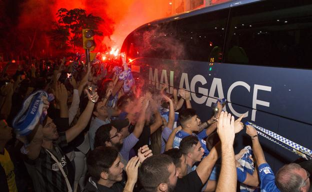 Así ha sido el recibimiento sin precedentes de la afición del Málaga al equipo