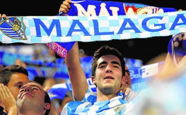 Bufandas para combatir la pachorra en el Málaga-Deportivo