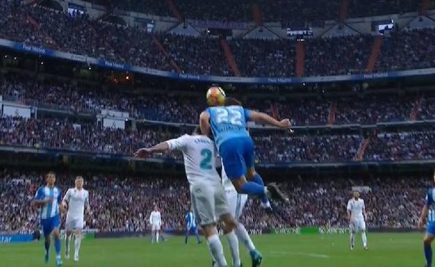 El Málaga, indignado con el criterio arbitral en el Bernabéu