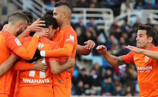 El Málaga, más vivo que nunca tras asaltar Anoeta (0-2)