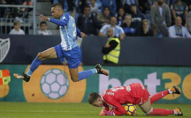 El Málaga frenará la cesión de En-Nesyri hasta tener clara la situación física de Rolan